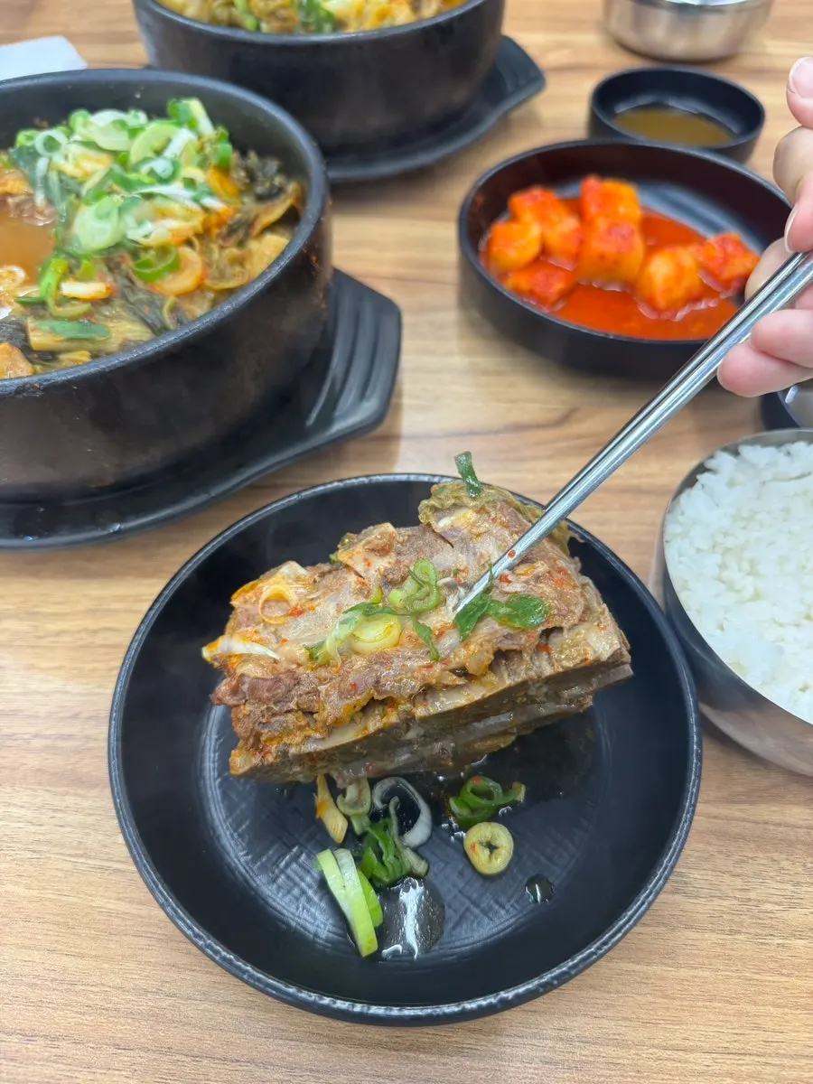 Vertical shot of ugeoji lifted out of the soup