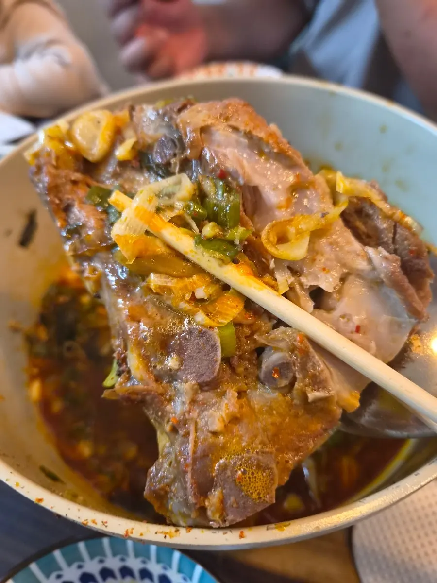 살이 많이 붙은 큼직한 뼈와 우거지