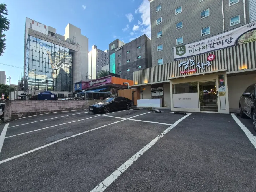 Outdoor parking lot in front of Yeongpo Hwa-ro Ingye Branch