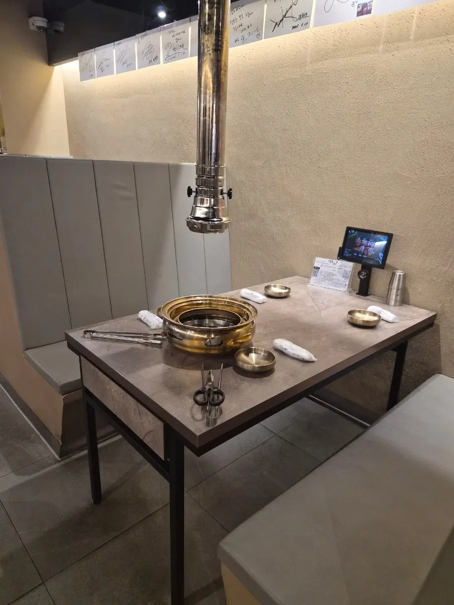 Table layout inside the restaurant