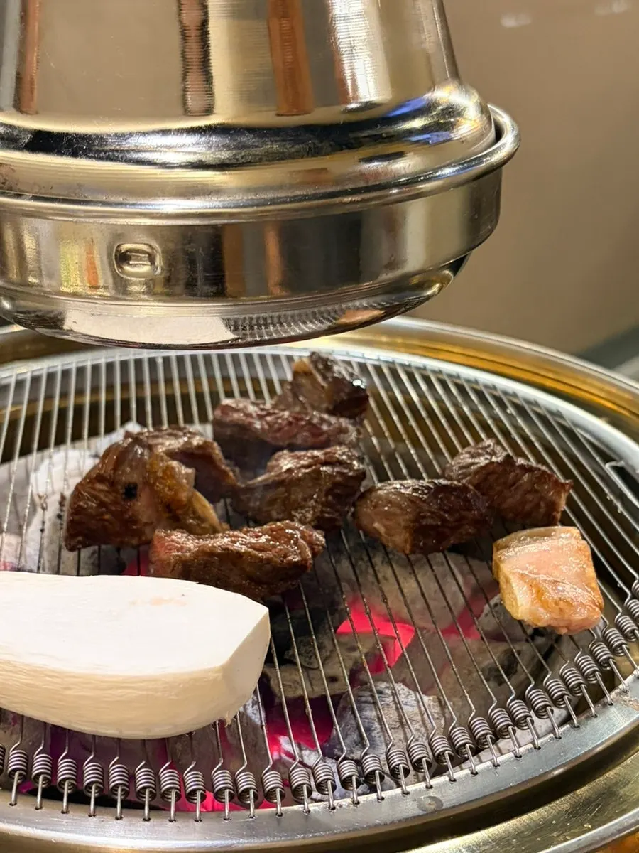 Vertical shot of the hanwoo table setting at Yeongpo Hwa-ro Ingye Branch