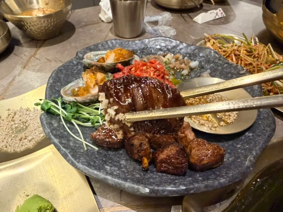 A piece of hanwoo charcoal-grilled beef dipped only in salt