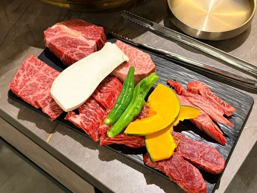 Wrapping up the hanwoo assorted meal at Yeongpo Hwa-ro Ingye Branch