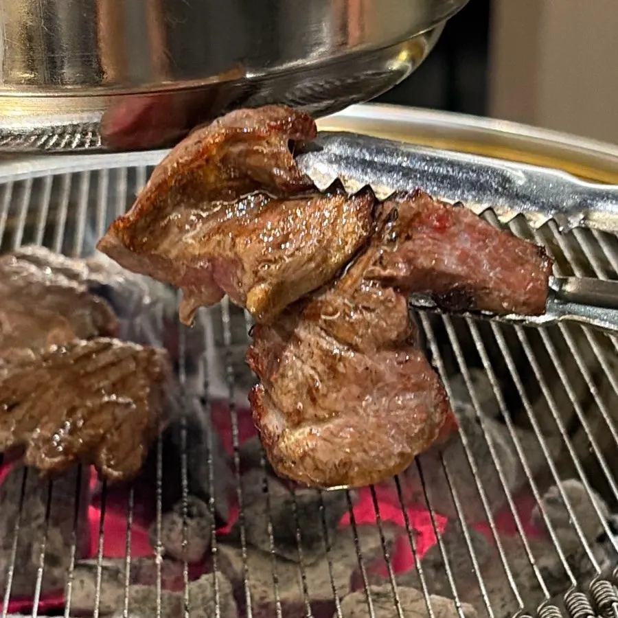 Square photo of hanwoo charcoal grilling at Yeongpo Hwa-ro Ingye Branch