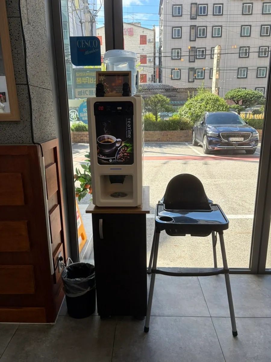 돔베고기를 함께 먹을 수 있는 식사 모습