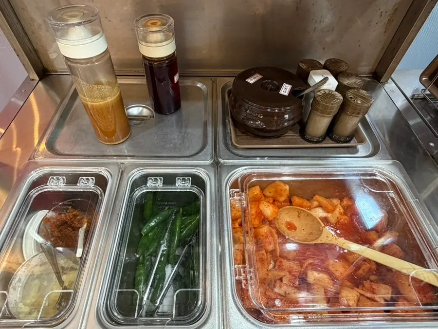깔끔한 셀프바와 공기밥 공간