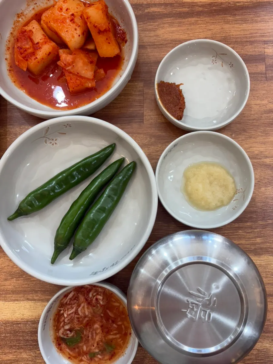 깍두기와 청양고추 기본 반찬