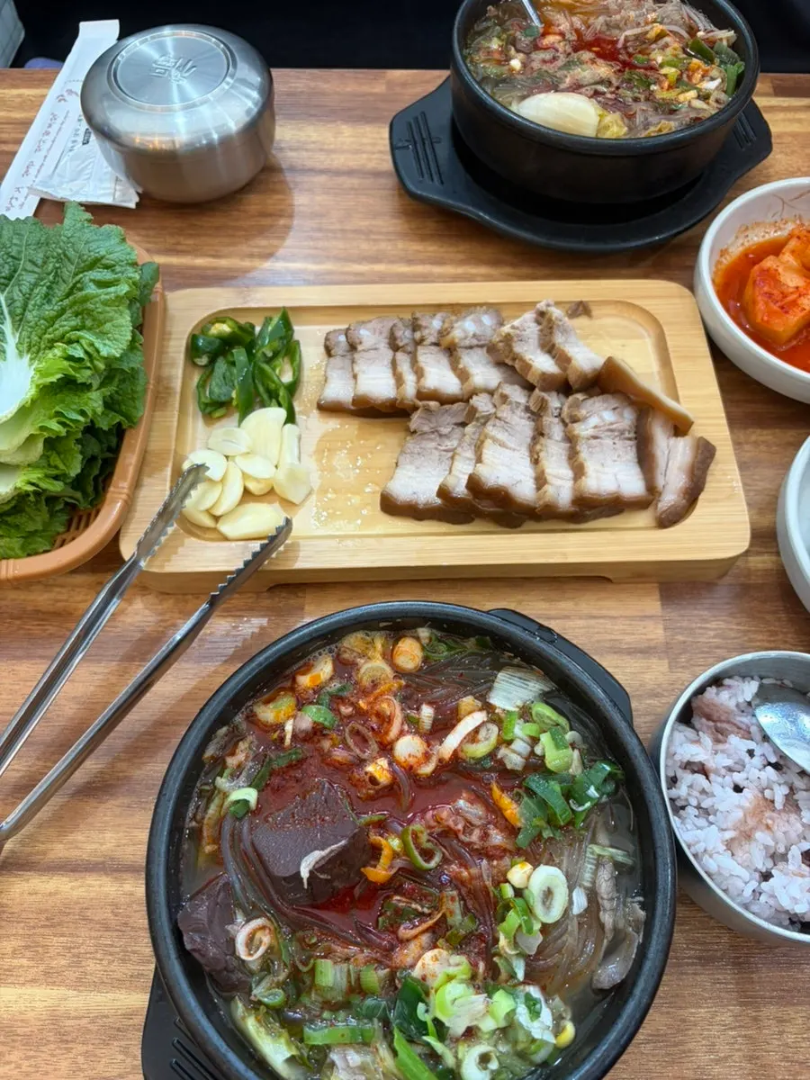 선지와 당면, 고기가 든 얼큰한 해장국