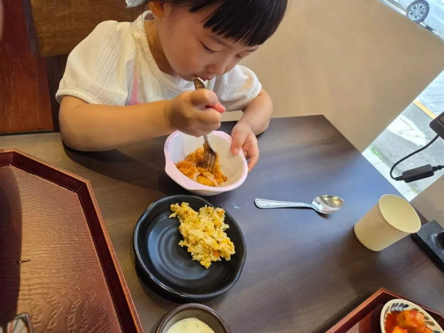 아이와 함께 먹은 치킨까스와 돈까스
