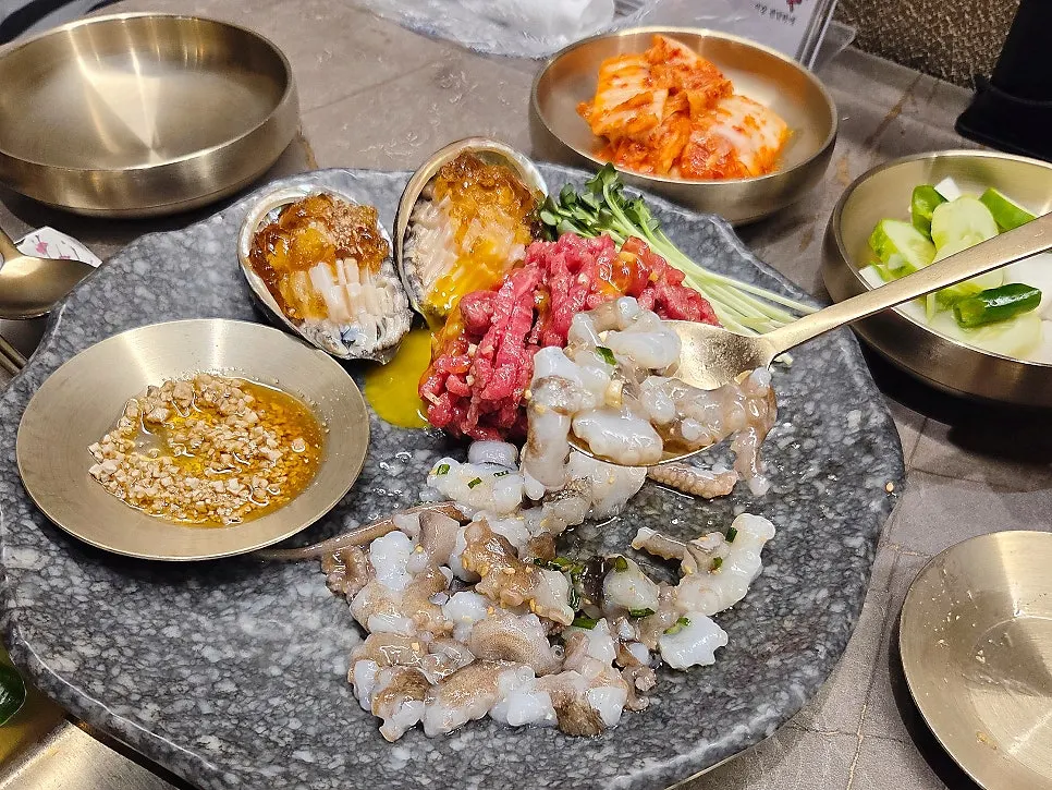 Yukhoe tangtang enjoyed with grilled beef