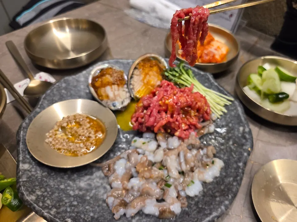 Yukhoe served alongside grilled beef