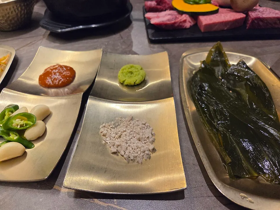 Grilled hanwoo with several cuts to taste