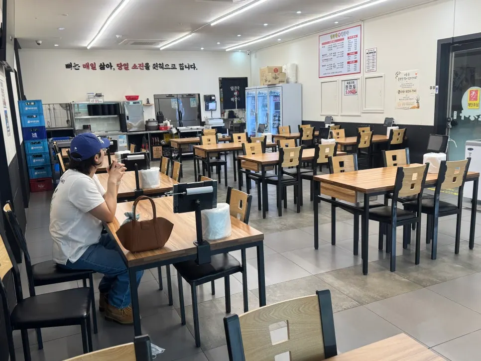 Solo-dining seats and spacious tables