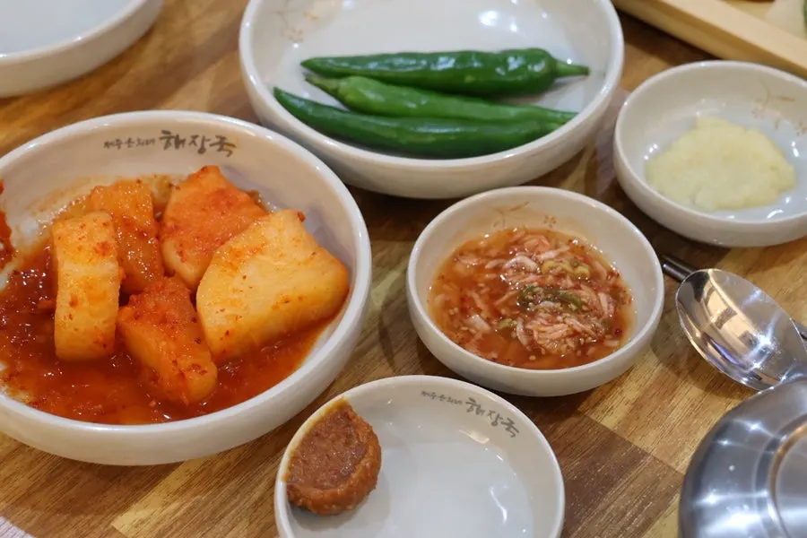밥을 곁들인 내장탕 식사