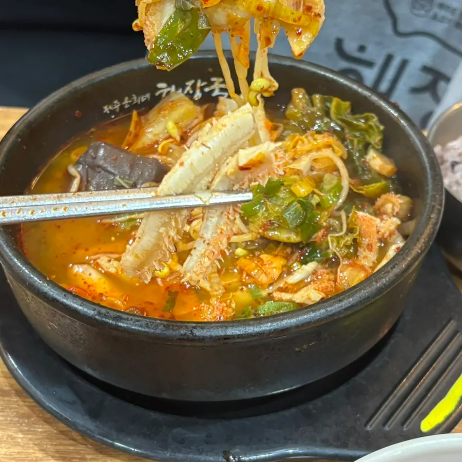 내장이 푸짐하게 든 내장탕