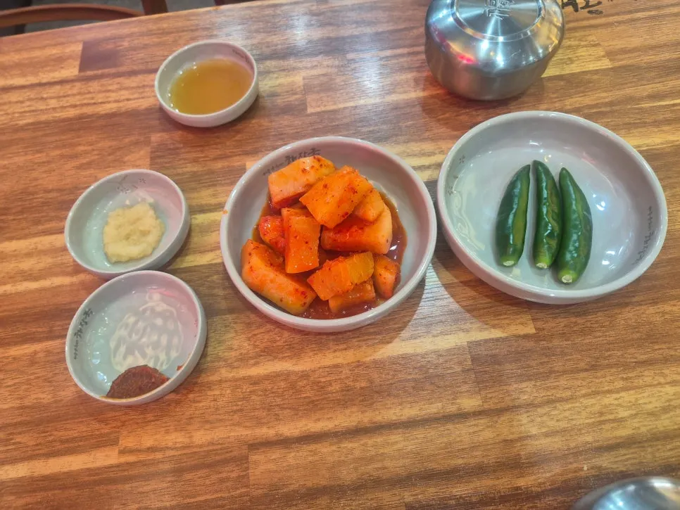 Basic side dishes served with haejangguk