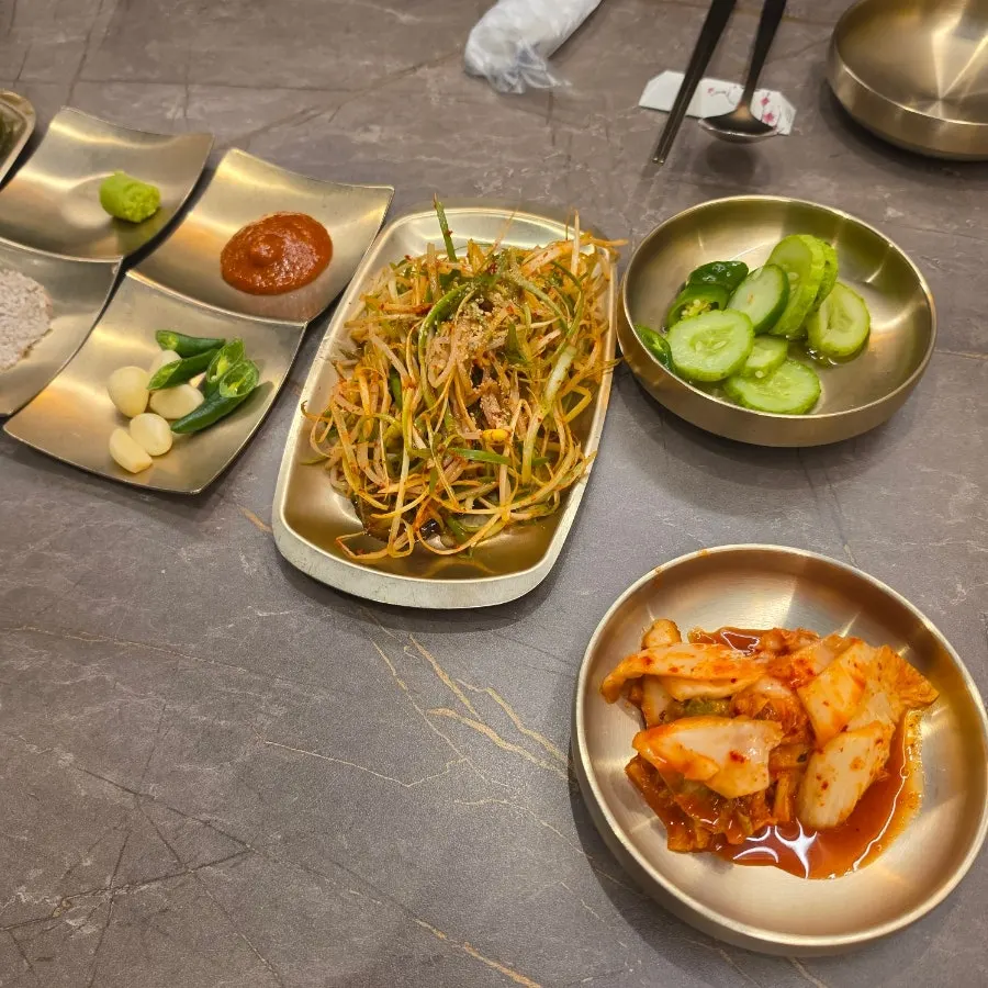Basic sides and salt for the hanwoo assortment