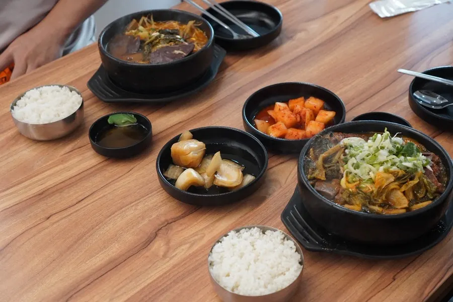 Pickled onions and kkakdugi side dishes
