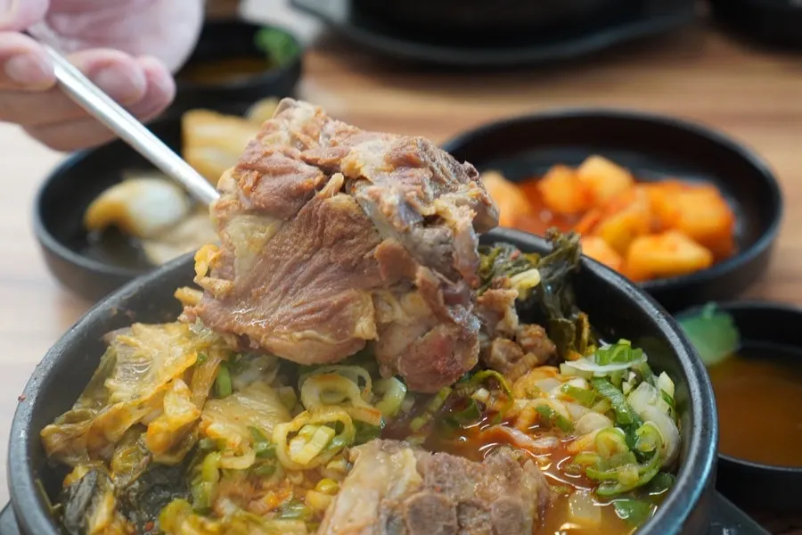 Ugeoji and bean sprouts in haejangguk