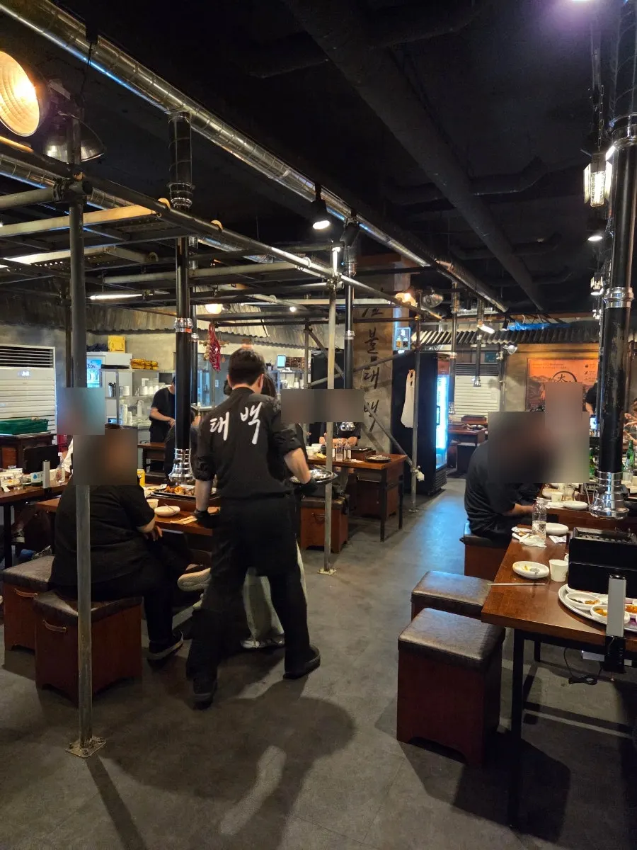 Spacious dining-room atmosphere at Jipbul Taebaek Suwon Ingye Branch