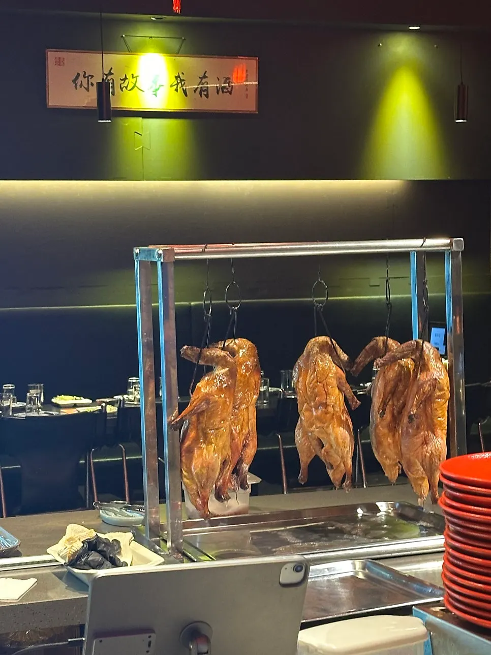 테이블 위 생맥주와 중식당 분위기