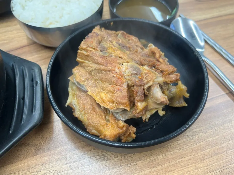 Broth-soaked ugeoji and pork bone soup