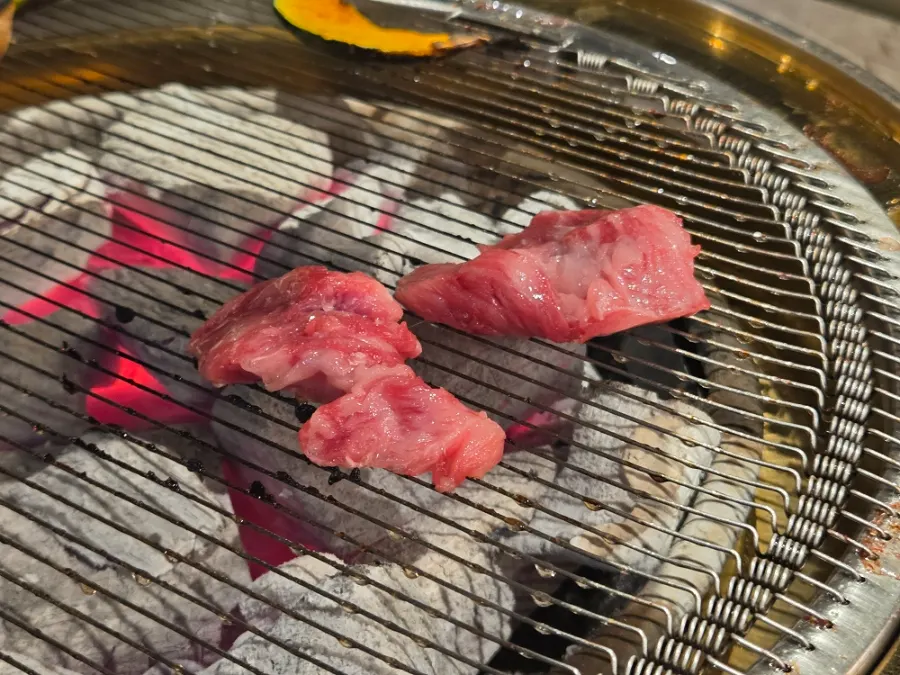 김치를 곁들인 고기 식사