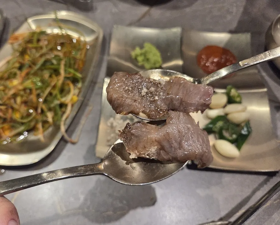 구운 야채와 한우 부위