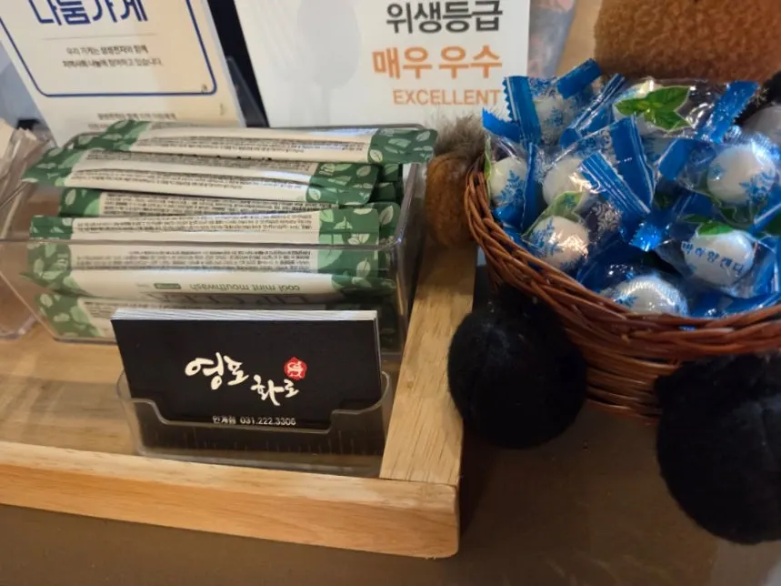 토핑 가득한 서비스 팥빙수