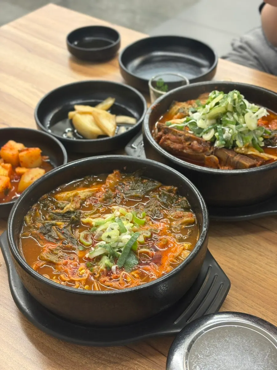 Spicy pork bone hangover soup and seonji hangover soup
