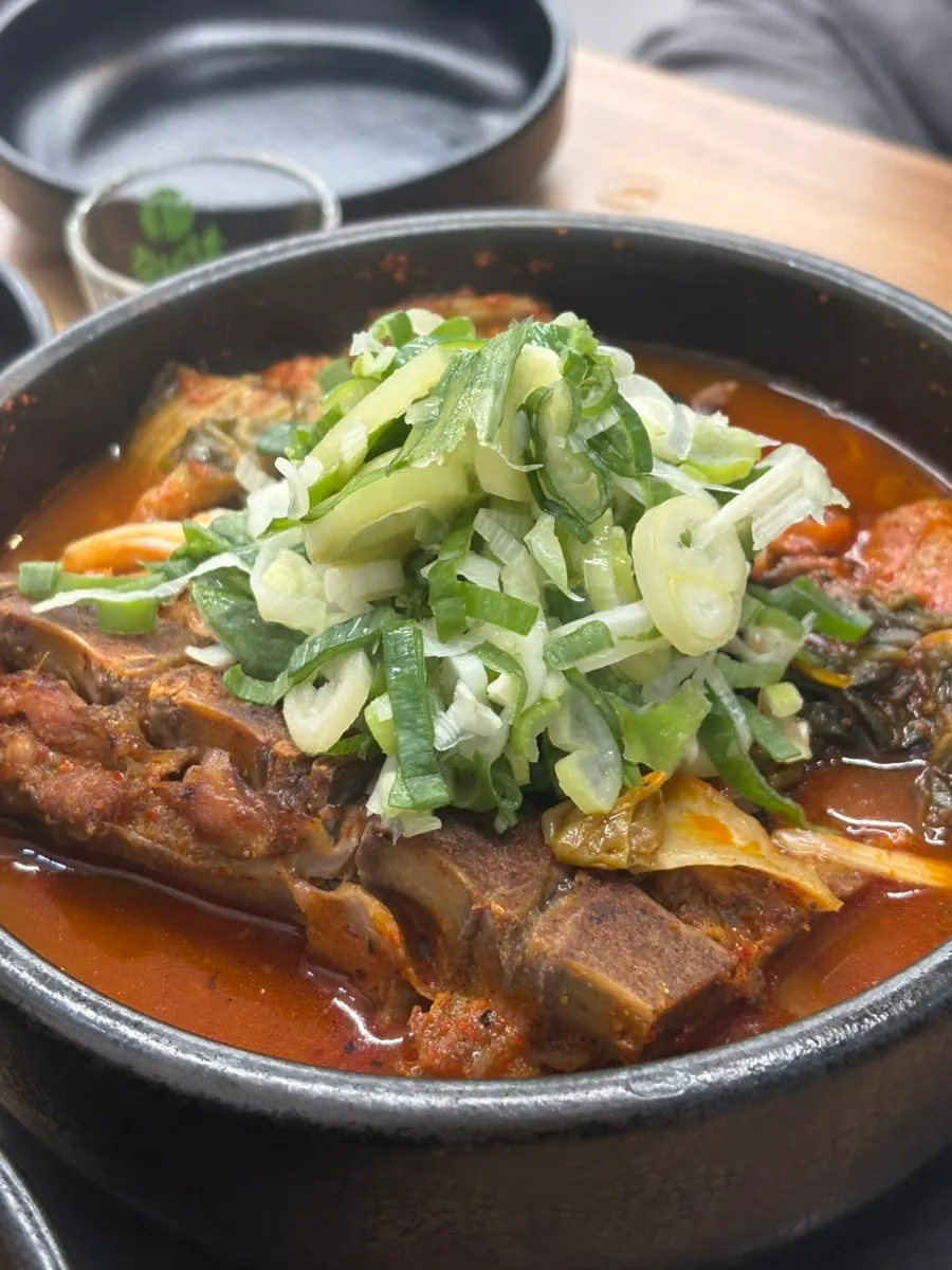 Generous ingredients in seonji hangover soup