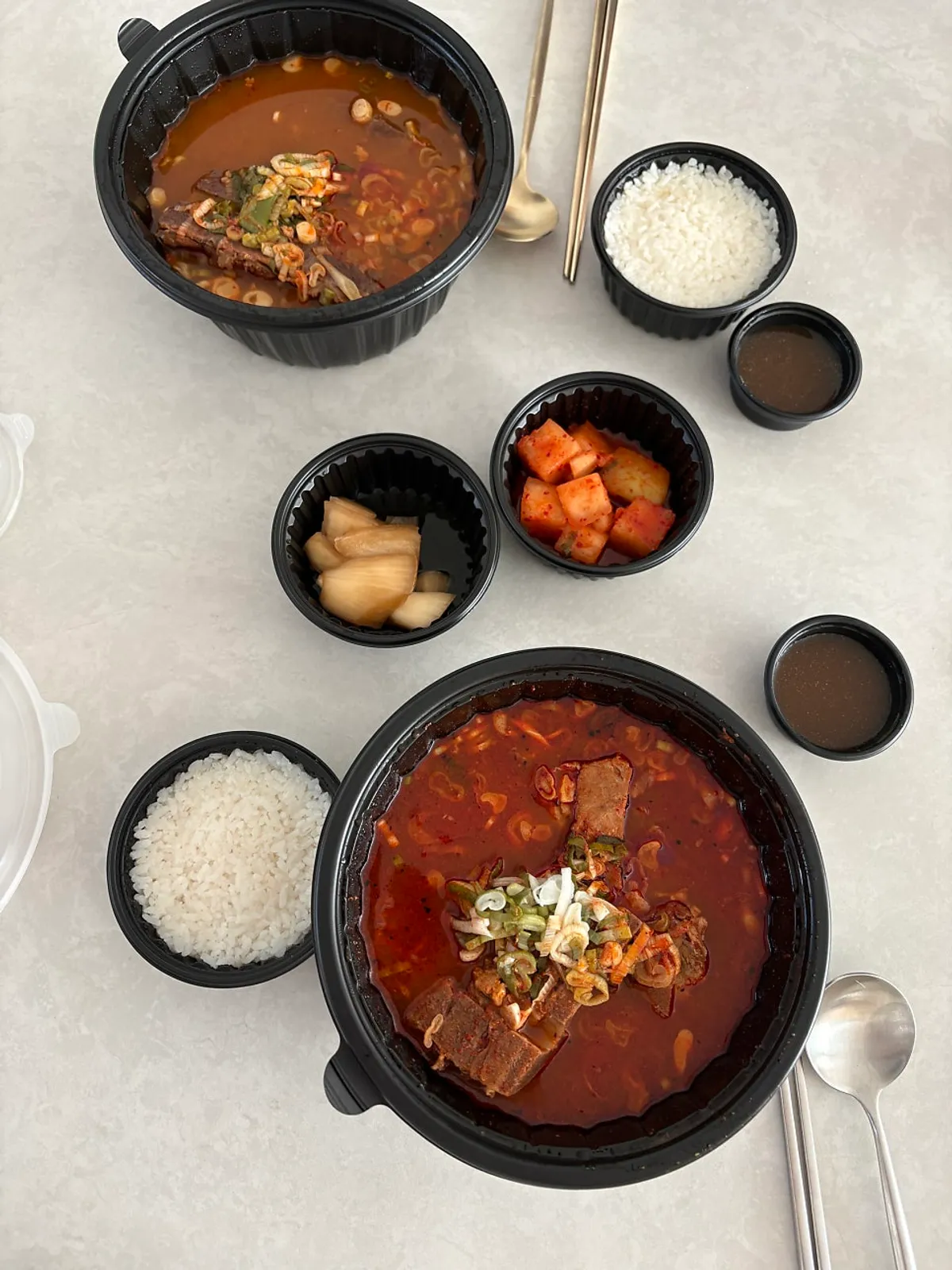 포장한 뼈해장국과 공깃밥 구성