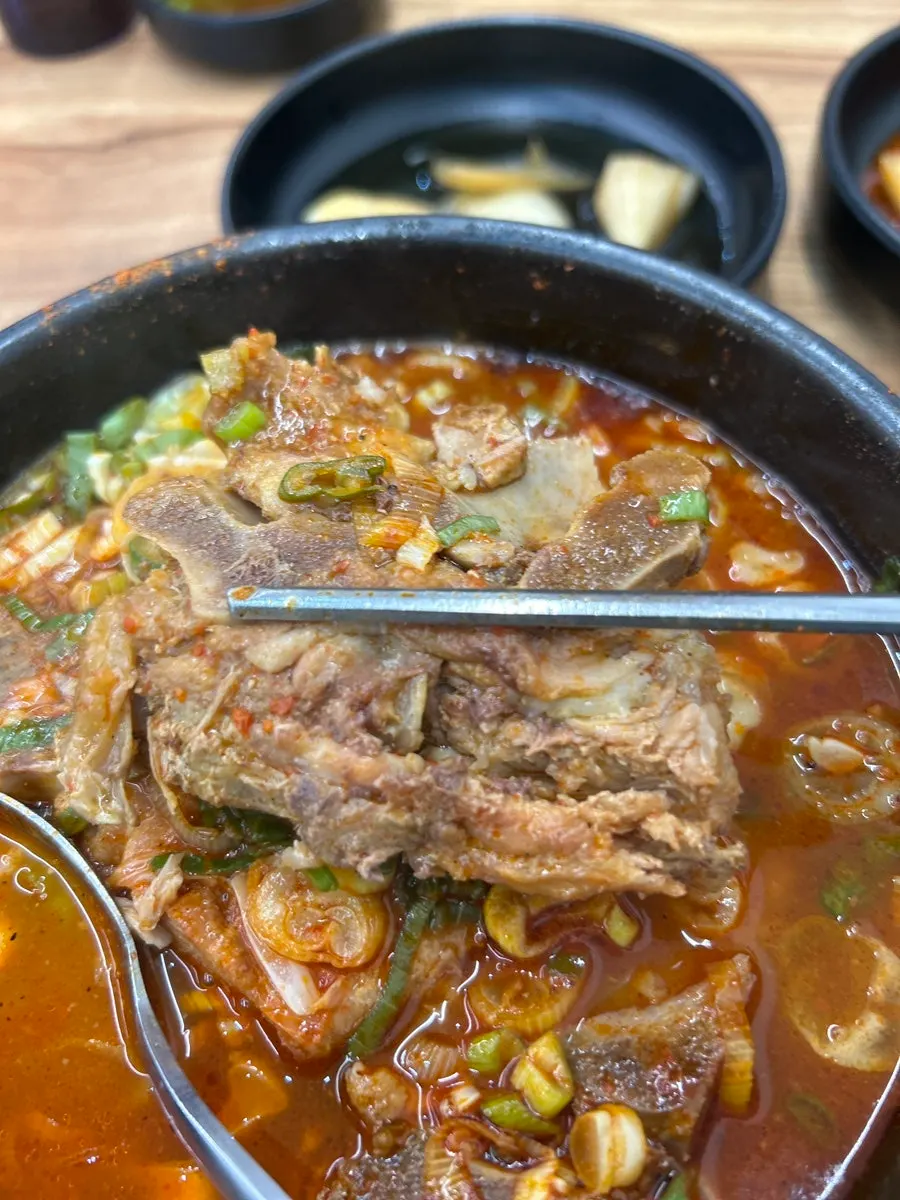 장아찌와 함께 먹는 뼈해장국 살코기