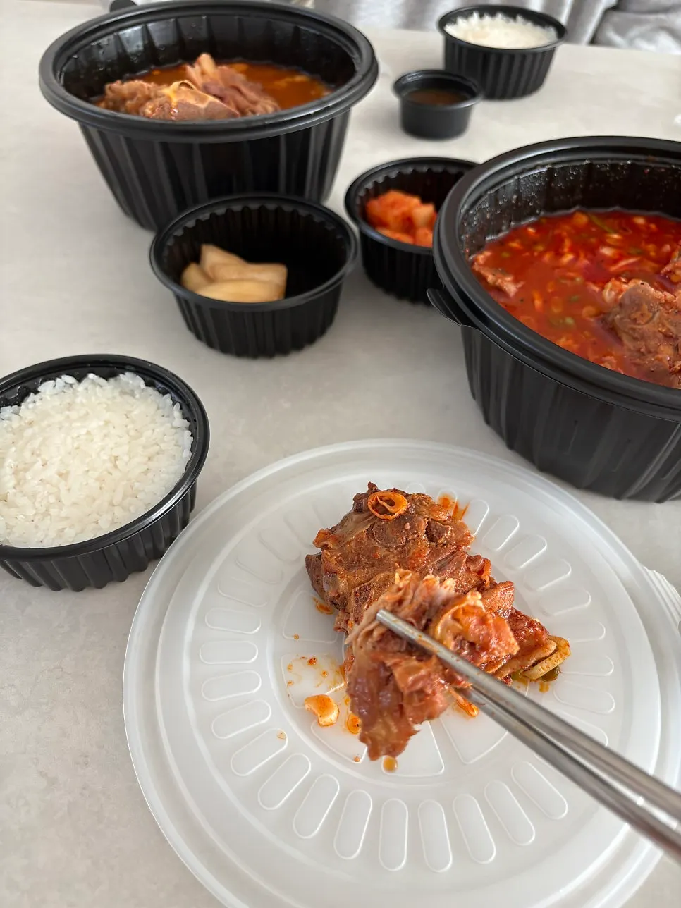 진한 색의 얼큰한맛 뼈해장국