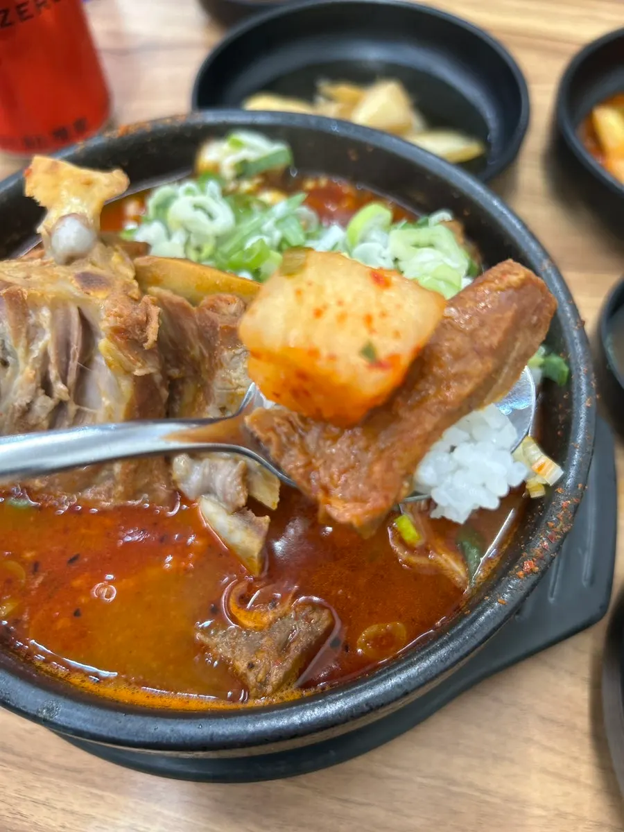 푸짐한 뼈해장국 한 그릇