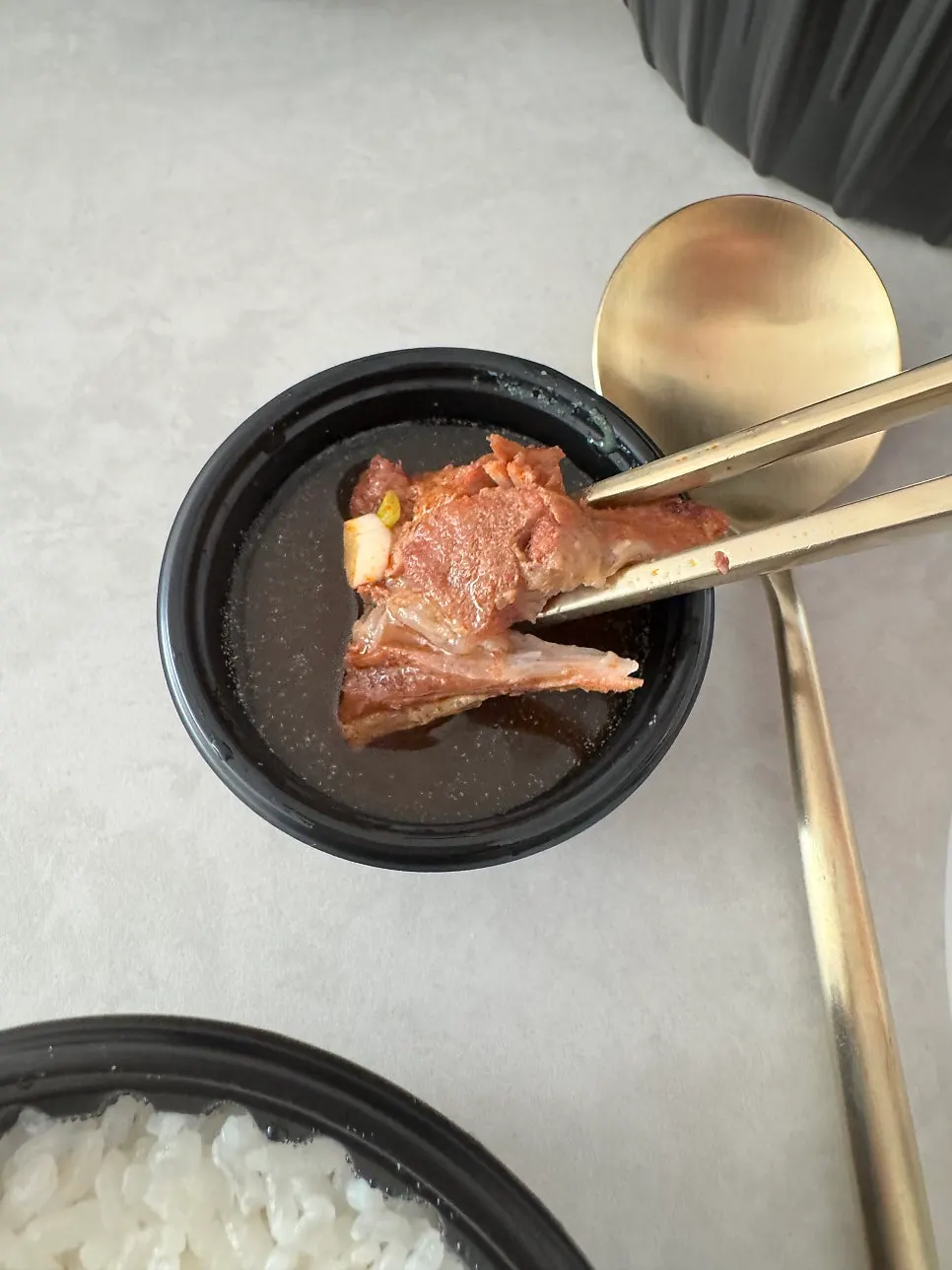 칼칼한 국물의 뼈해장국