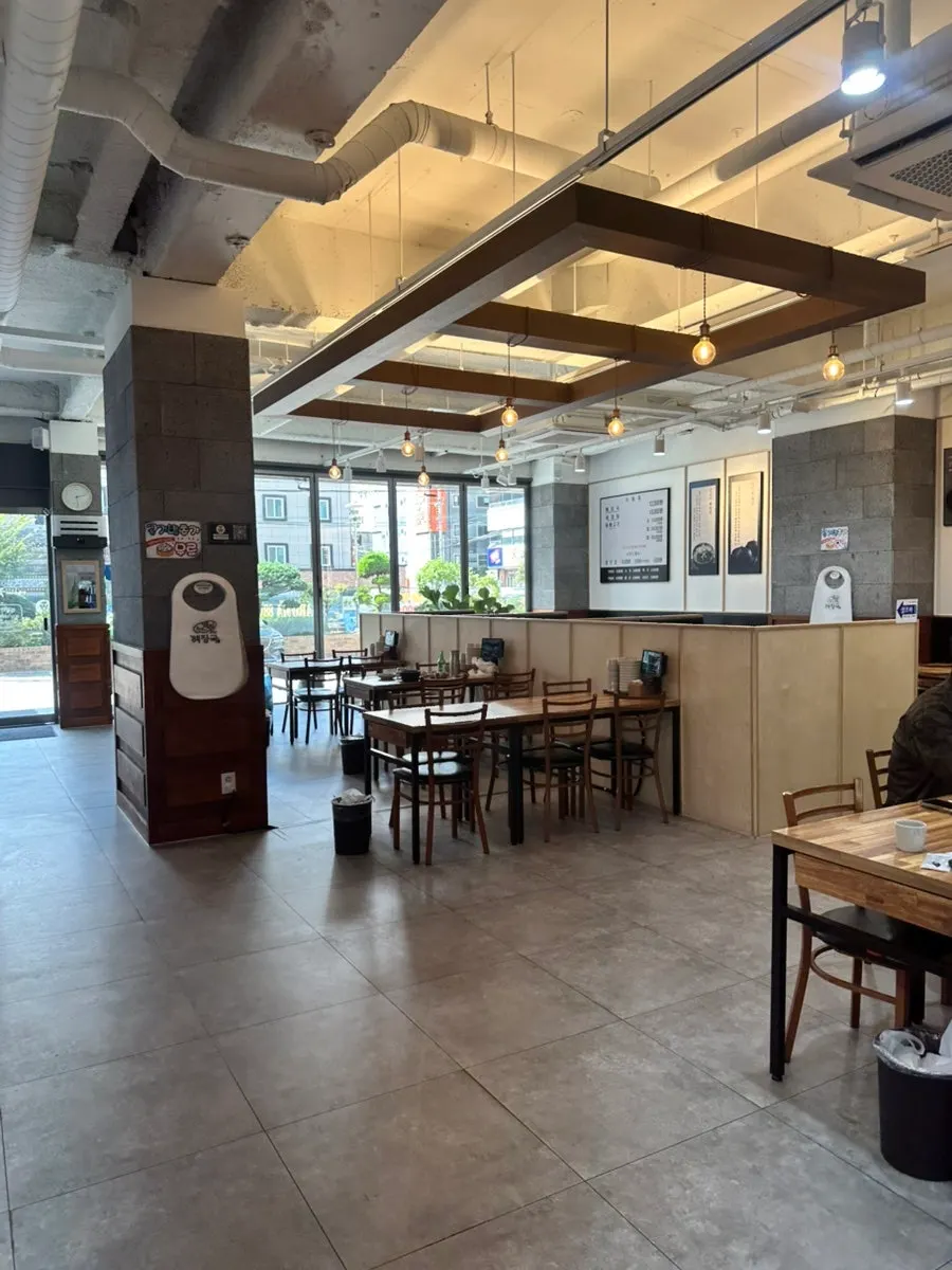 Free parking information in front of the restaurant