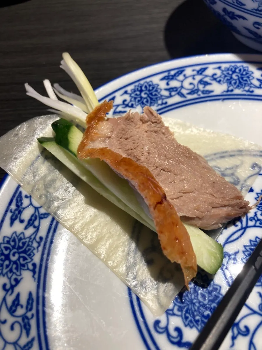 전병에 북경오리를 싸는 모습