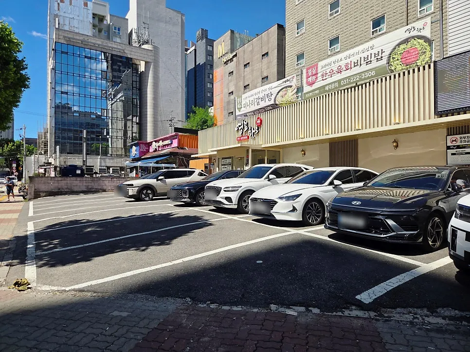 Exterior of Yeongpo Hwa-ro Ingye Branch with parking space in front