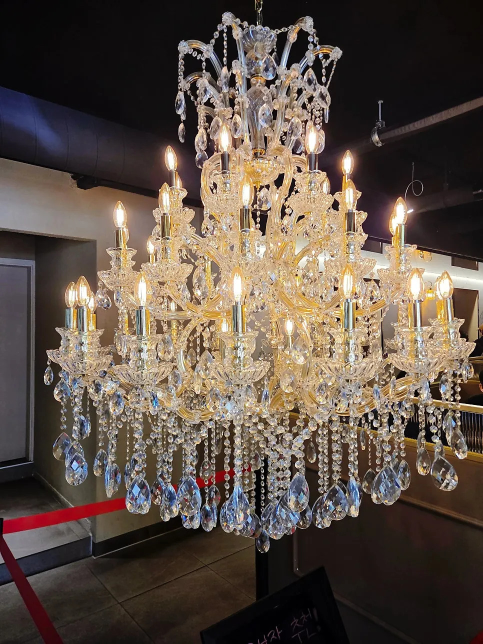 Large chandelier at the entrance of Yeongpo Hwa-ro Ingye Branch
