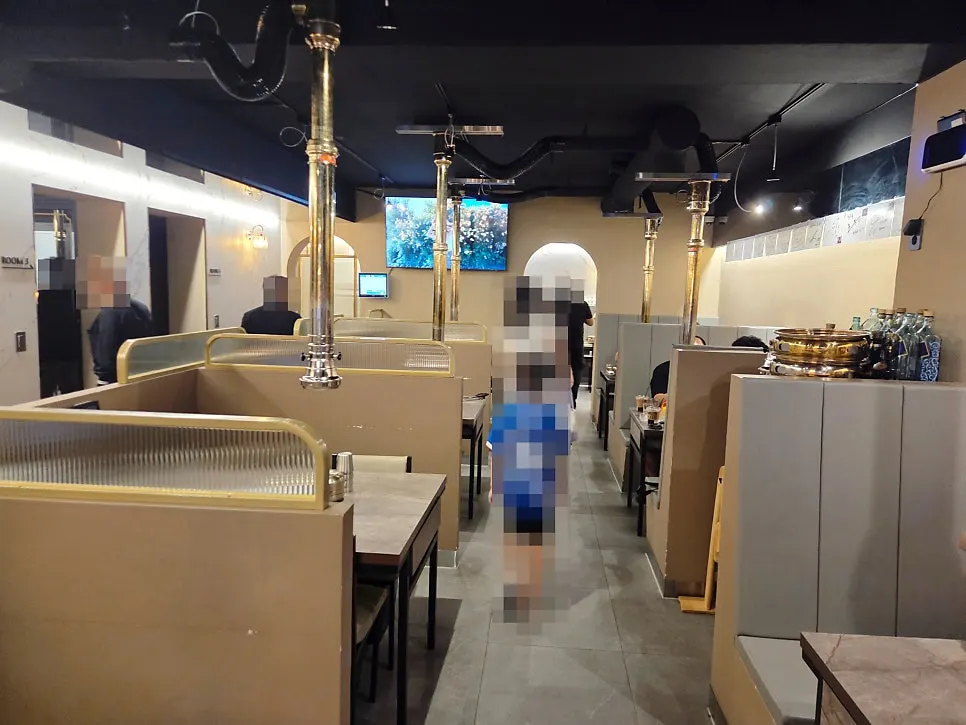 Interior tables at Yeongpo Hwa-ro Ingye Branch