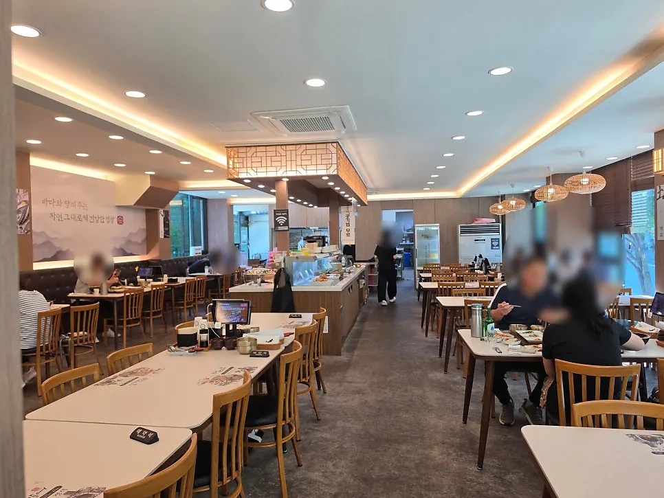 테이블이 넉넉한 2층 매장 내부