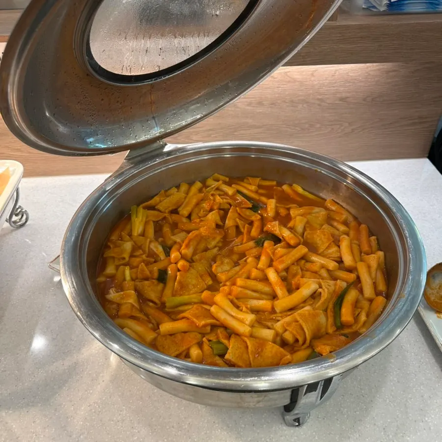 진열된 반찬들 근접 모습