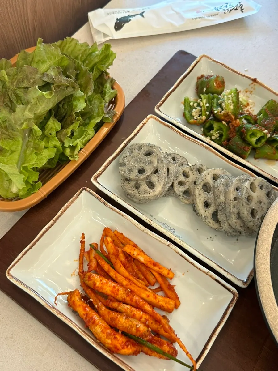 접시에 담아온 반찬 한 상