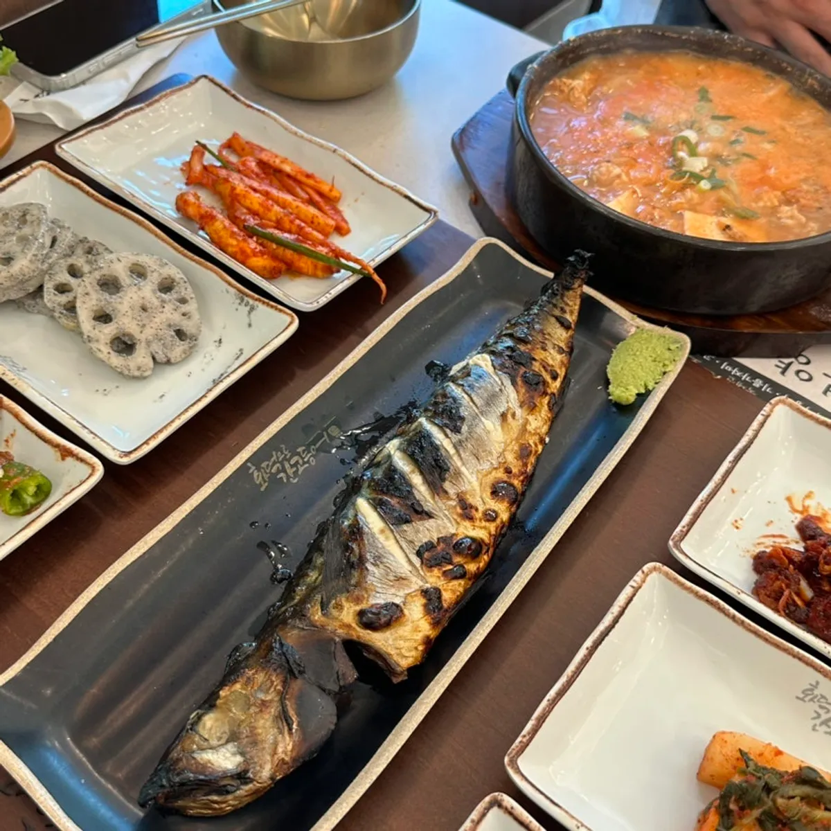 한정식처럼 푸짐하게 차려진 테이블