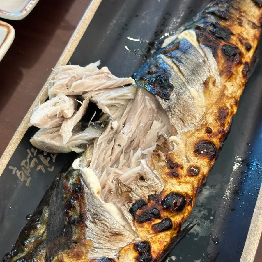 화덕에 구운 고등어 구이 근접