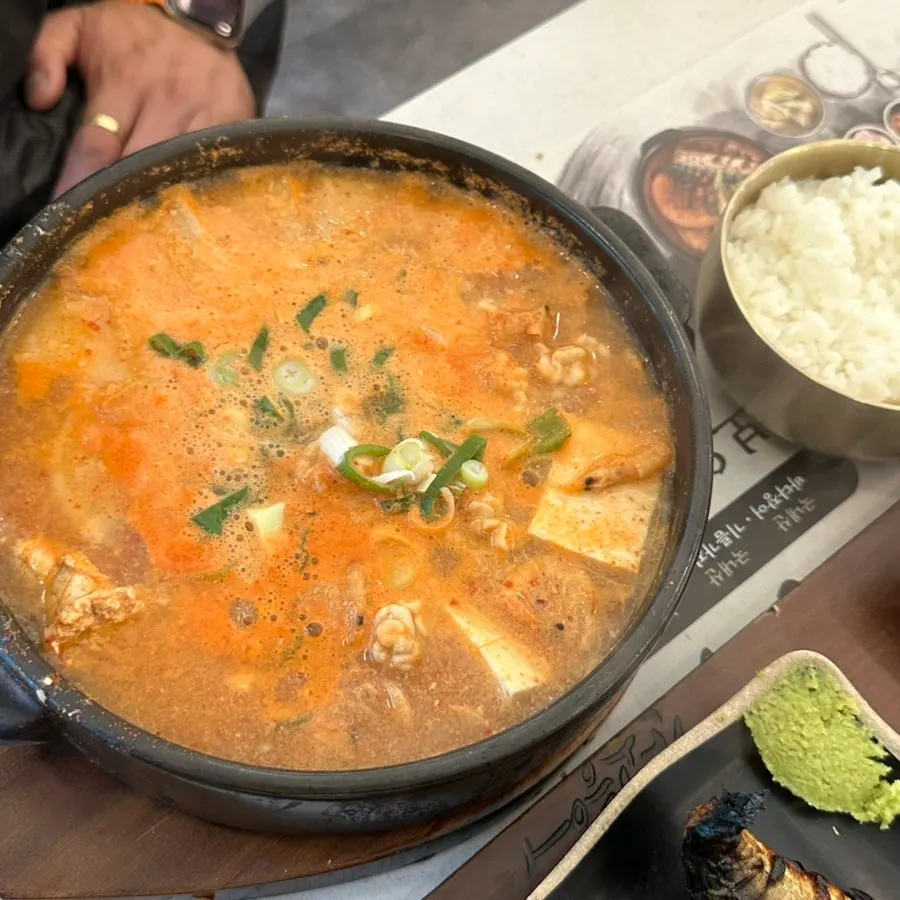 대구 고니알탕 정식 한 뚝배기