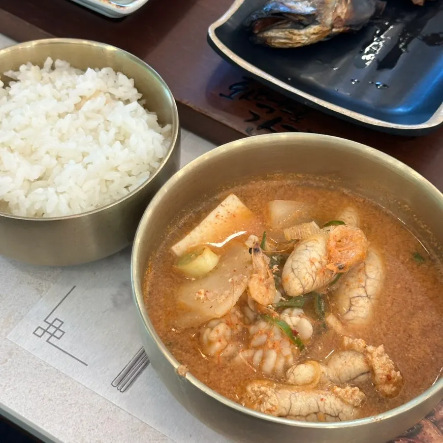 국물을 떠올린 알탕 한 국자