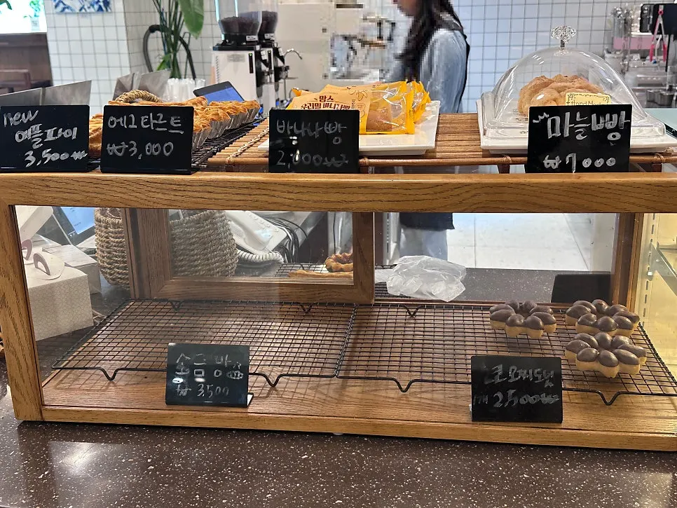 주문한 음료와 빵 메뉴