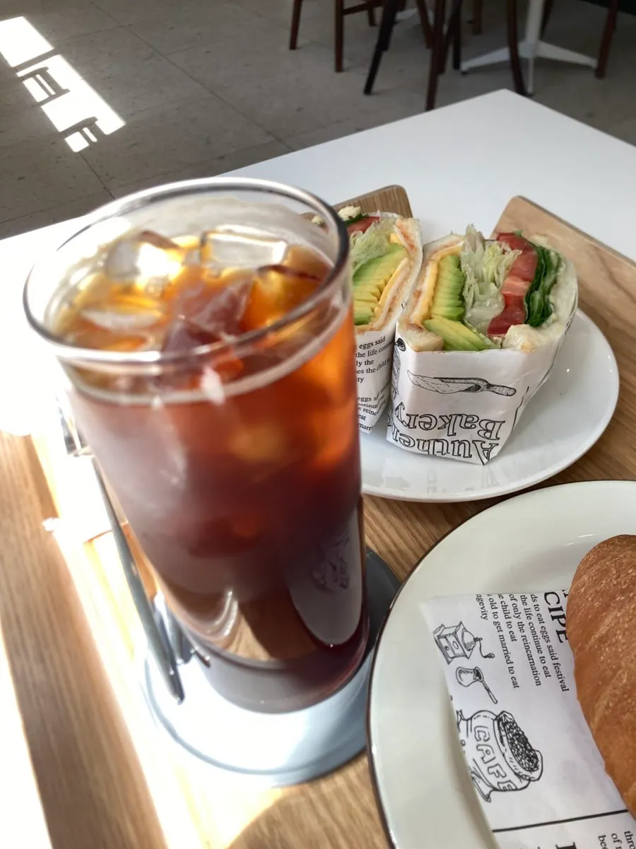 속을 살펴본 아보카도 샌드위치 단면